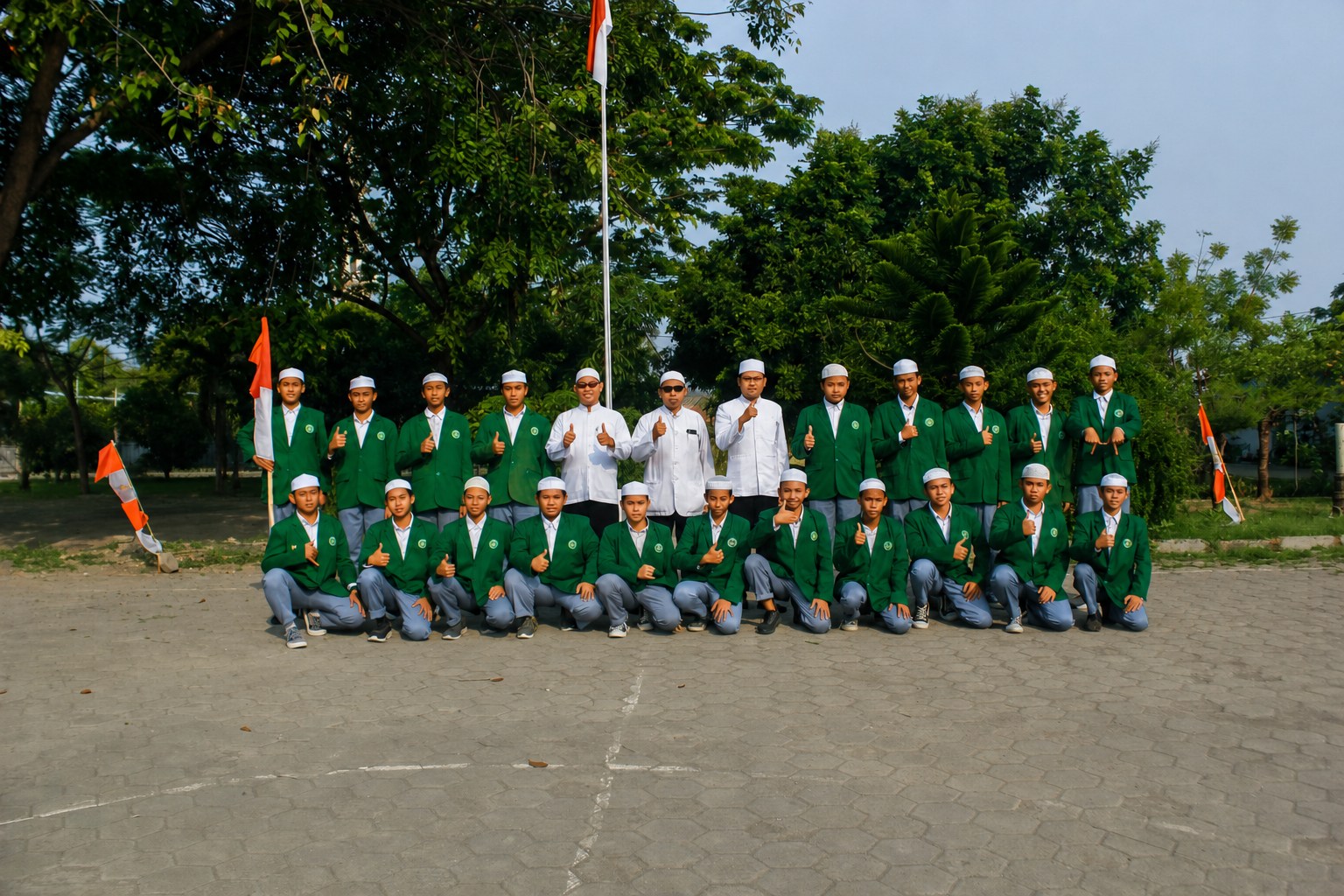 Kebersamaan siswa dan guru Madrasah Aliyah Mambaul Hikmah Tegal
